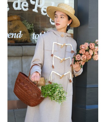 Dicker langer Mantel mit Kapuze aus Hornknopfwolle