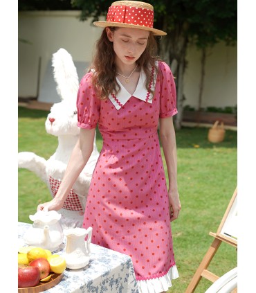 Abito a pois rosso rosa con risvolto francese