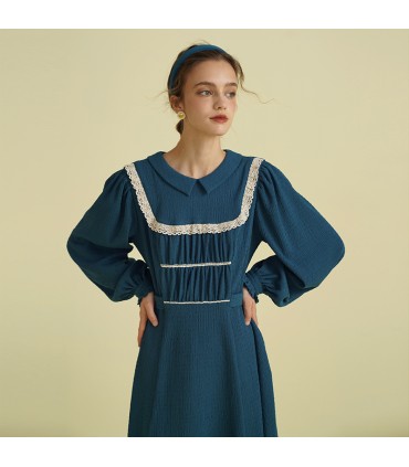 Langärmliges Kleid mit plissierten, strukturierten Spitzennähten 