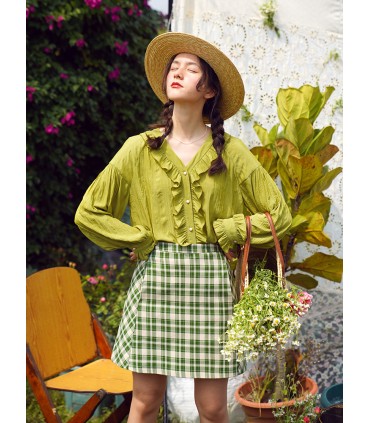 Мятая светлая рубашка с длинными рукавами 