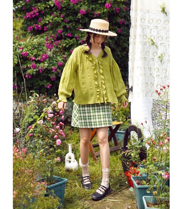 シワのある薄手の長袖シャツ