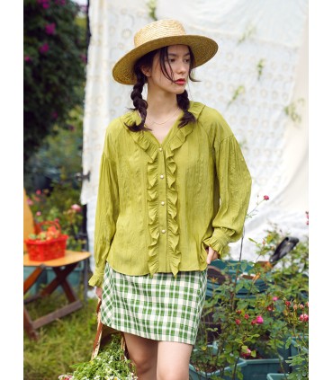 シワのある薄手の長袖シャツ