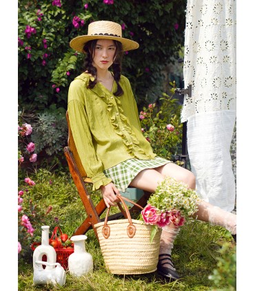 Мятая светлая рубашка с длинными рукавами 