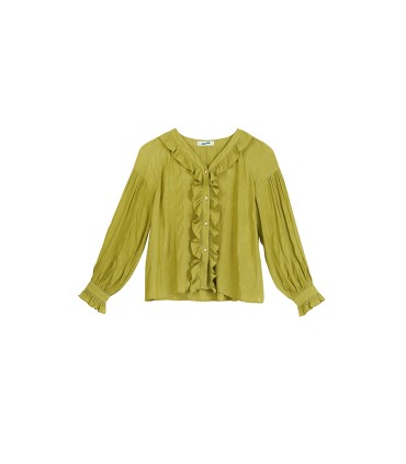 シワのある薄手の長袖シャツ