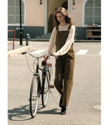 Snygg overall med läderetikettdekoration