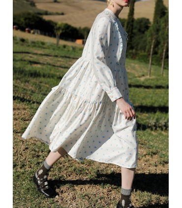 Vestido largo asimétrico con cuello alto y encaje 