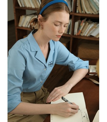 Camisa bordada gola azul literária 