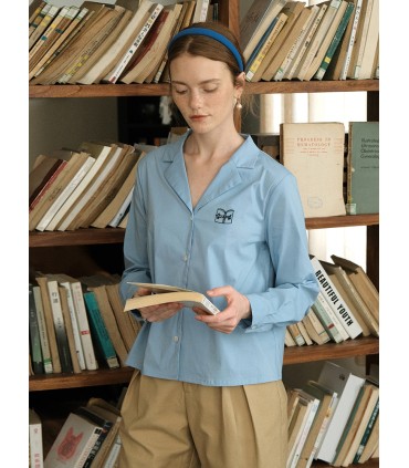 Chemise bleue littéraire à col de costume brodé 