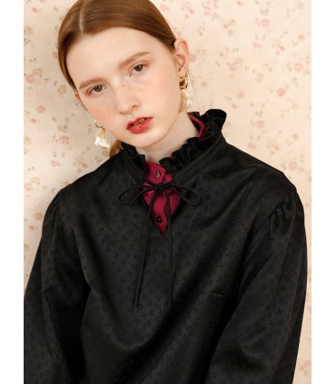 Blusa de brocado con manga de encaje oscuro