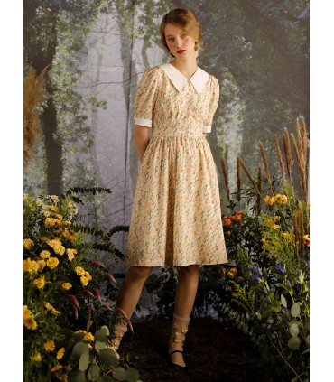 Cổ áo nhọn nhỏ vẽ tay hoa màu nước