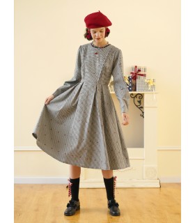 Robe à carreaux noir et blanc avec col double couche 