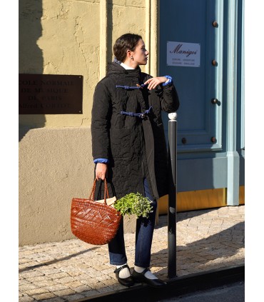 Veste longue matelassée classique à boucle en corne noire de couleur contrastante avec capuche 