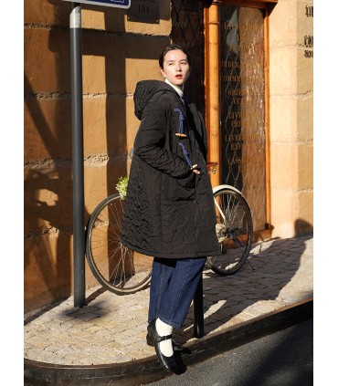 Veste longue matelassée classique à boucle en corne noire de couleur contrastante avec capuche 