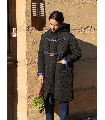 Veste longue matelassée classique à boucle en corne noire de couleur contrastante avec capuche 