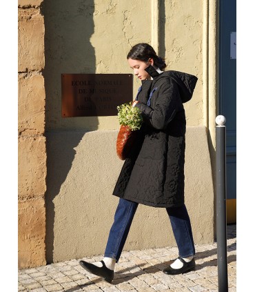 Veste longue matelassée classique à boucle en corne noire de couleur contrastante avec capuche 