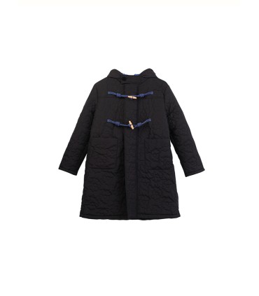 Veste longue matelassée classique à boucle en corne noire de couleur contrastante avec capuche 