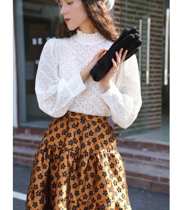 Camisa clásica con cuello alto y mangas abullonadas de encaje 