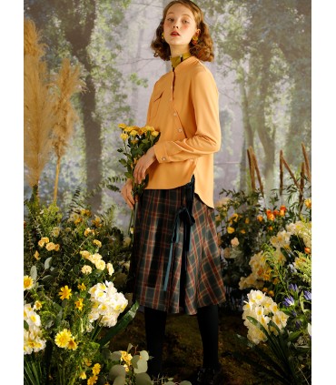 Camicia arancione con collo alto e abbottonatura inclinata 