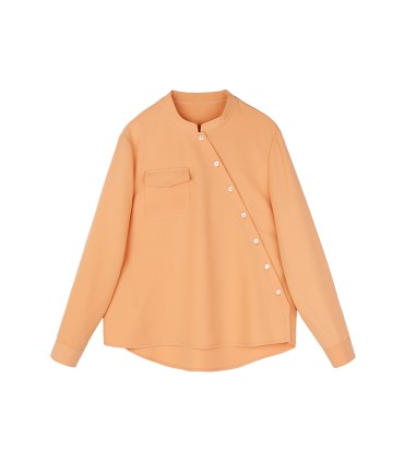 Camisa laranja com gola alta e carcela inclinada 