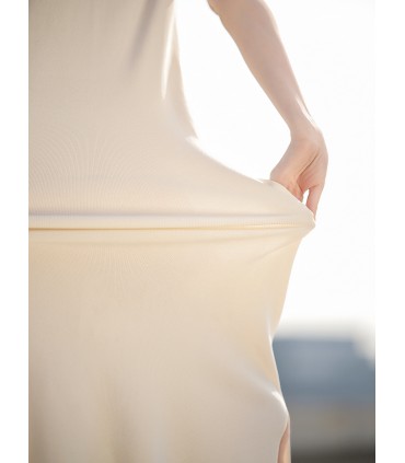 Blogger prendisole gonna dritta minimalista con scollo a V 