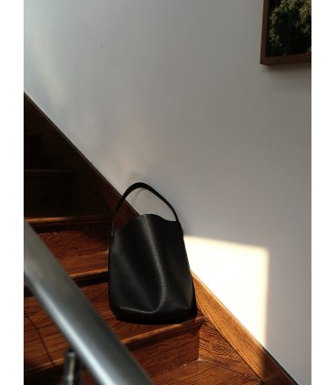 High-quality, lightweight and versatile cowhide handbag 