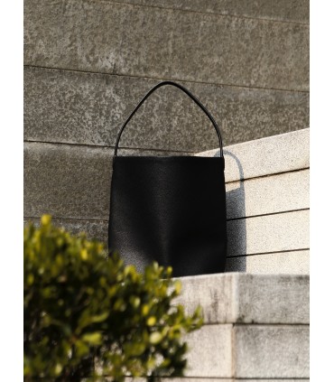 High-quality, lightweight and versatile cowhide handbag 