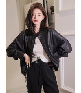 부드러운 실크 소재의 가죽 자켓처럼 