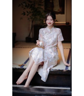 Pakaian cheongsam kolar pendirian gesper gaya kebangsaan