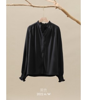 루즈한 스탠드 칼라와 나무 귀가 있는 긴팔 탑 