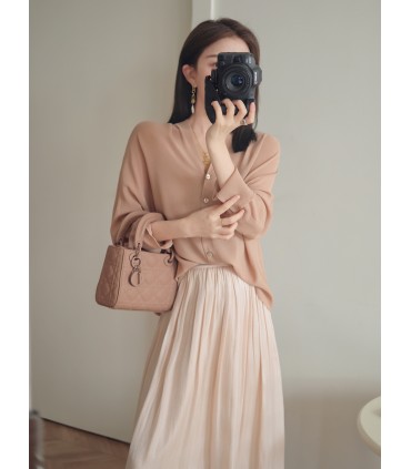 Losvallend en veelzijdig overhemd met V-hals