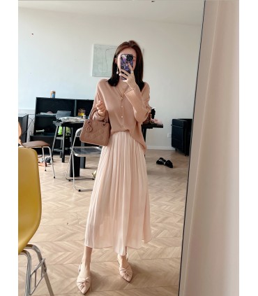 Losvallend en veelzijdig overhemd met V-hals