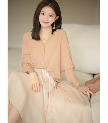 Losvallend en veelzijdig overhemd met V-hals