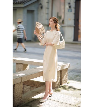 Robe cheongsam en soie à col montant et fleurs de poire ivre 