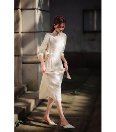 Robe cheongsam en soie à col montant et fleurs de poire ivre 