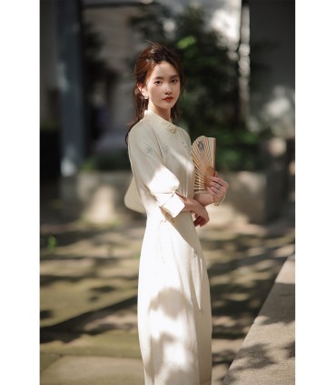 Robe cheongsam en soie à col montant et fleurs de poire ivre 