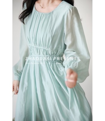 Vestido de seda franzido com decote redondo e saia nuvem