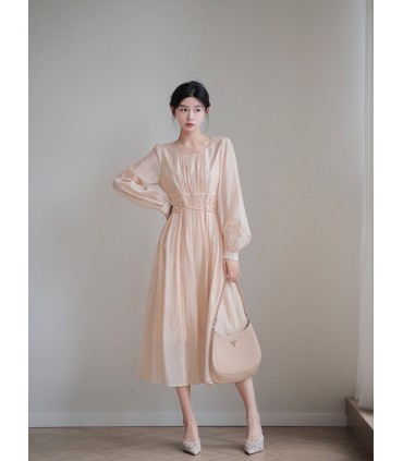 Vestido de seda fruncido con cuello redondo y falda nube