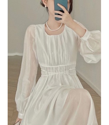 Vestido de seda fruncido con cuello redondo y falda nube