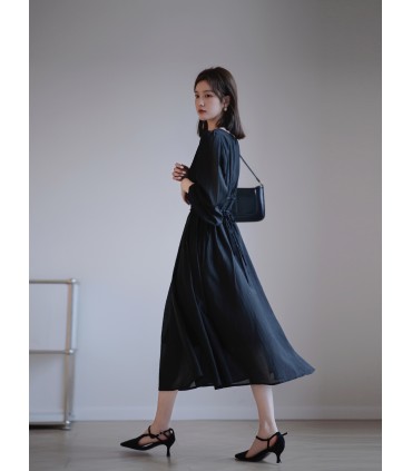 Vestido de seda fruncido con cuello redondo y falda nube