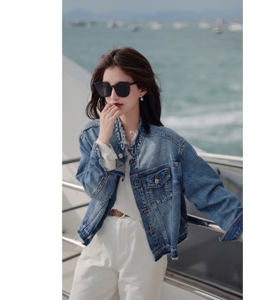 Schlanke und schlanke, lockere kurze Jeansjacke 