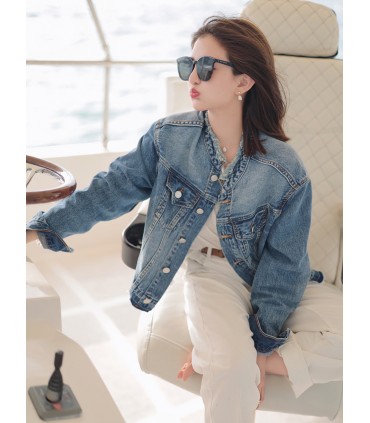 Schlanke und schlanke, lockere kurze Jeansjacke 