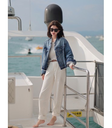 Schlanke und schlanke, lockere kurze Jeansjacke 