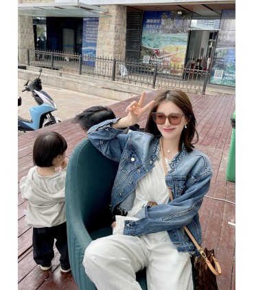 Schlanke und schlanke, lockere kurze Jeansjacke 