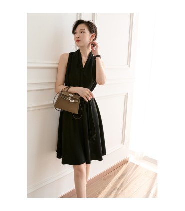 Vestido ajustado con cuello en V y cuello halter 