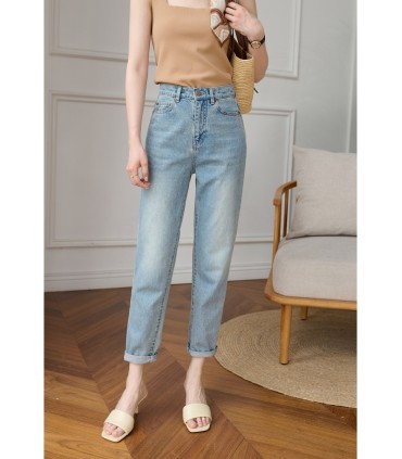 Distressed slimming nine-point jeans