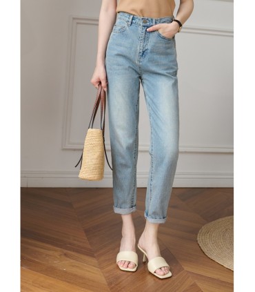 Distressed slimming nine-point jeans