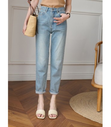 Distressed slimming nine-point jeans