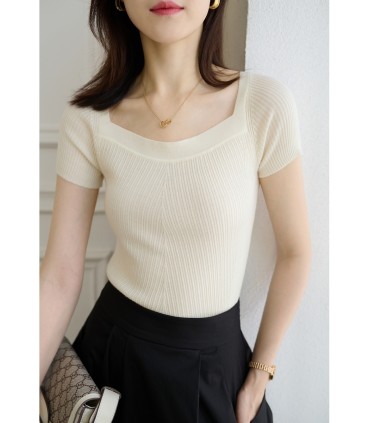 Wełniana koszulka o dopasowanym kroju w jodełkę z kwadratowym dekoltem 