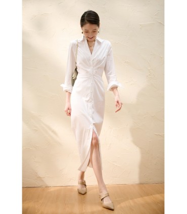 Vestido camisa plissado com cintura e decote em V 