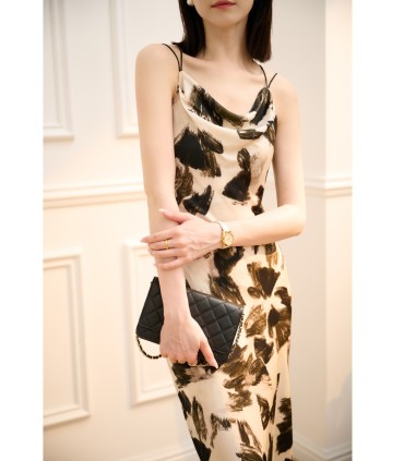 セクシーなドレス付きシルクサテンスイングカラーサスペンダー